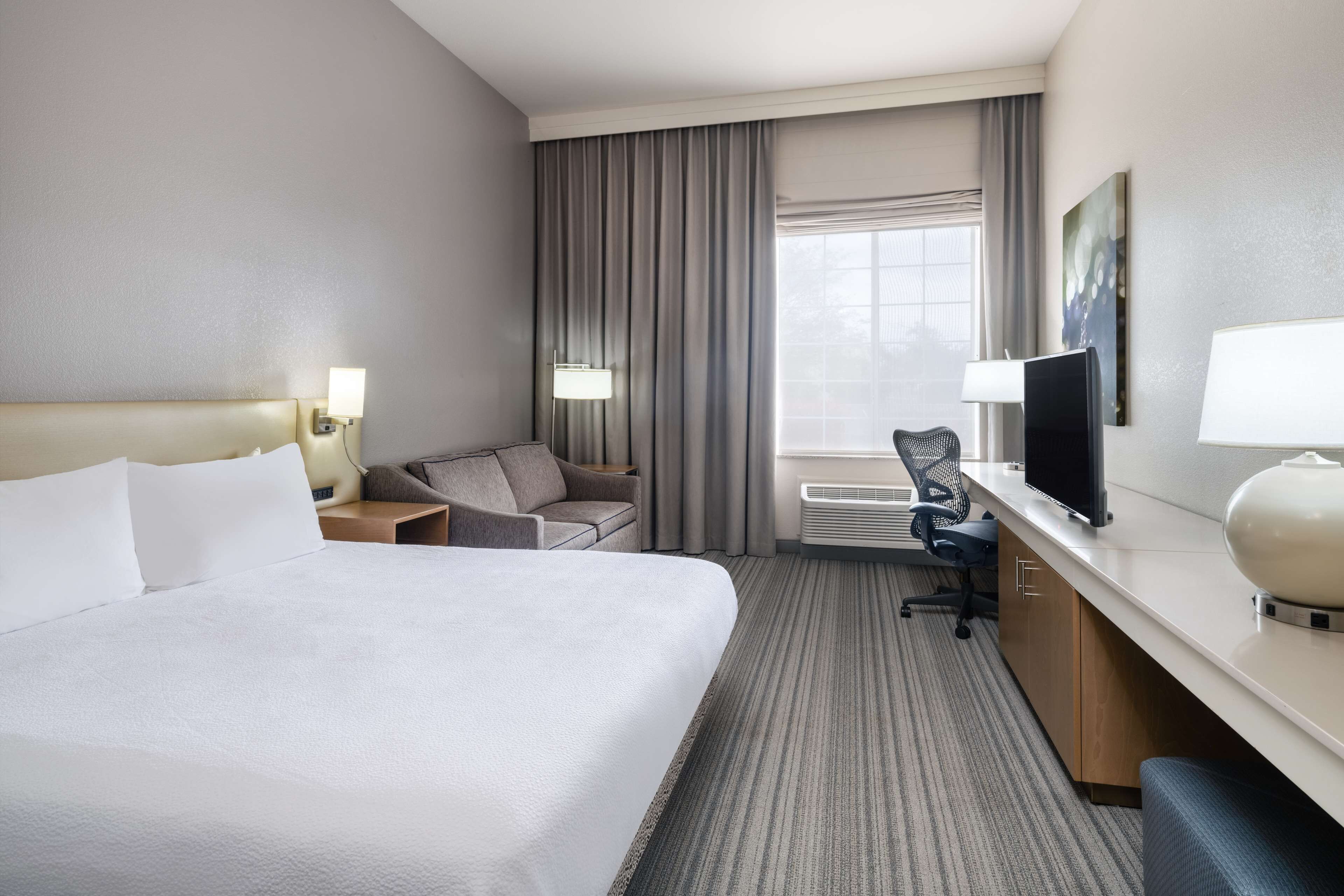 room, 1 king bed (snacks/drinks) | premium bedding, desk, laptop workspace, blackout curtains