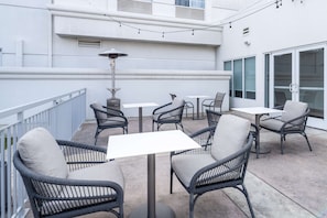 Terrace/patio - Hilton Garden Inn Bakersfield (Bakersfield)