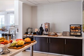 Desayuno a la carta todos los días (USD 18.34 por persona) 