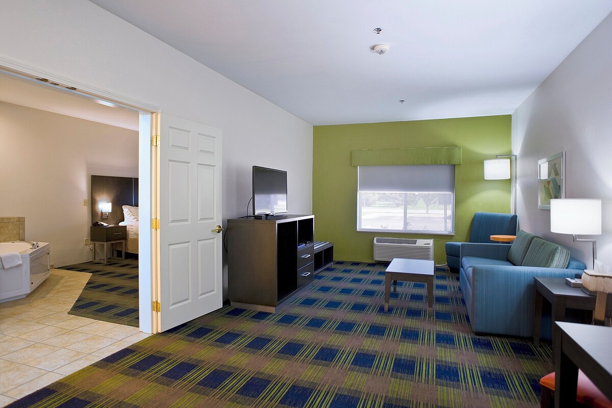 Suite, 1 Bedroom, Corner (Whirlpool) | In-room safe, soundproofing, iron/ironing board, cribs (free)