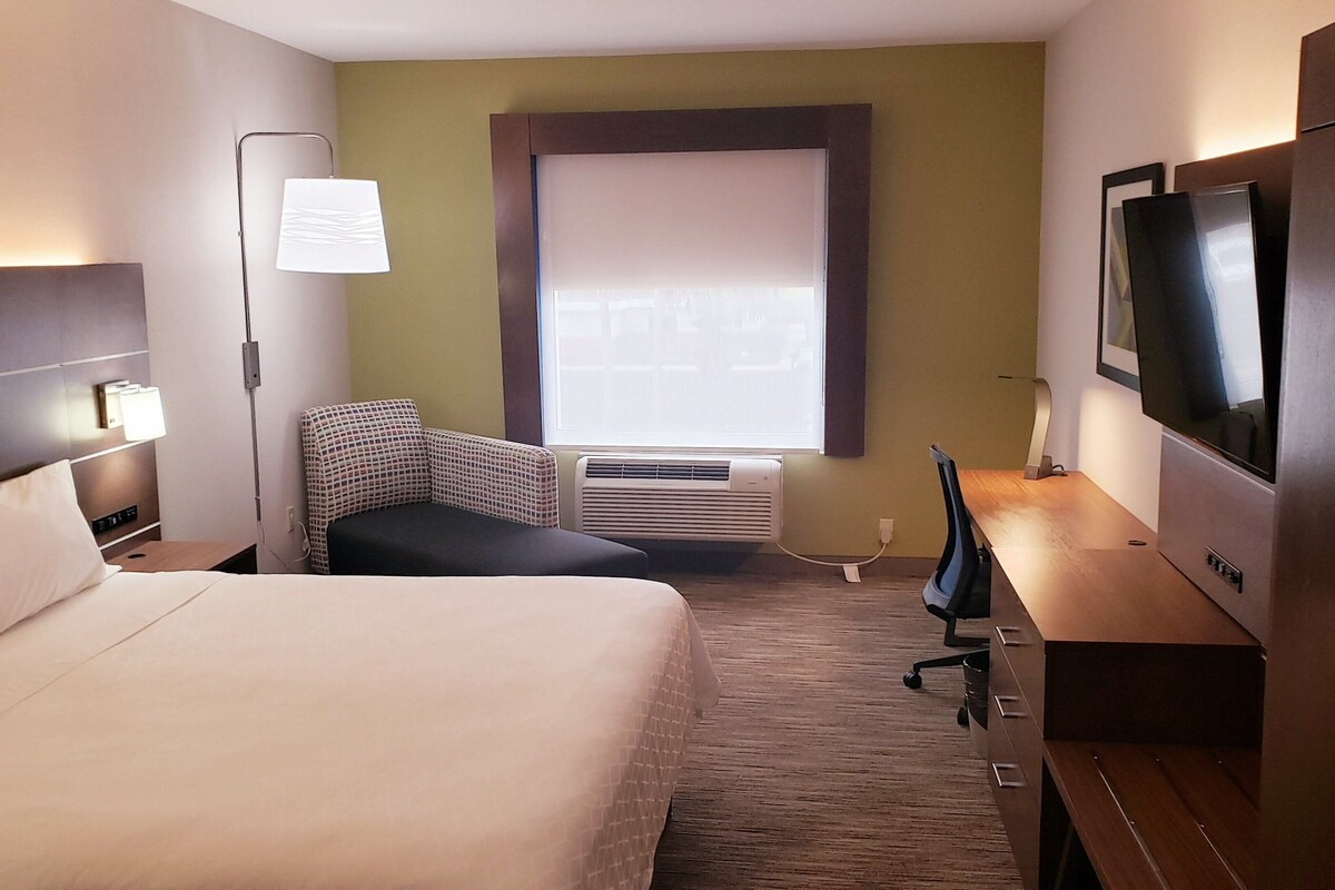 Standard Room, 1 King Bed | In-room safe, desk, iron/ironing board, cribs (free)
