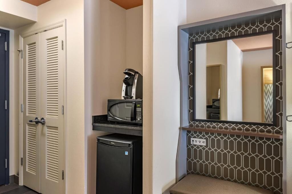 1 bedroom, in-room safe, desk, blackout curtains