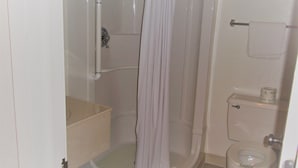 Ein Badezimmer mit Dusche, Toilette und Waschbecken.