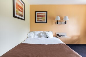 Desk, free WiFi, alarm clocks - Days Inn by Wyndham New Philadelphia (New Philadelphia)