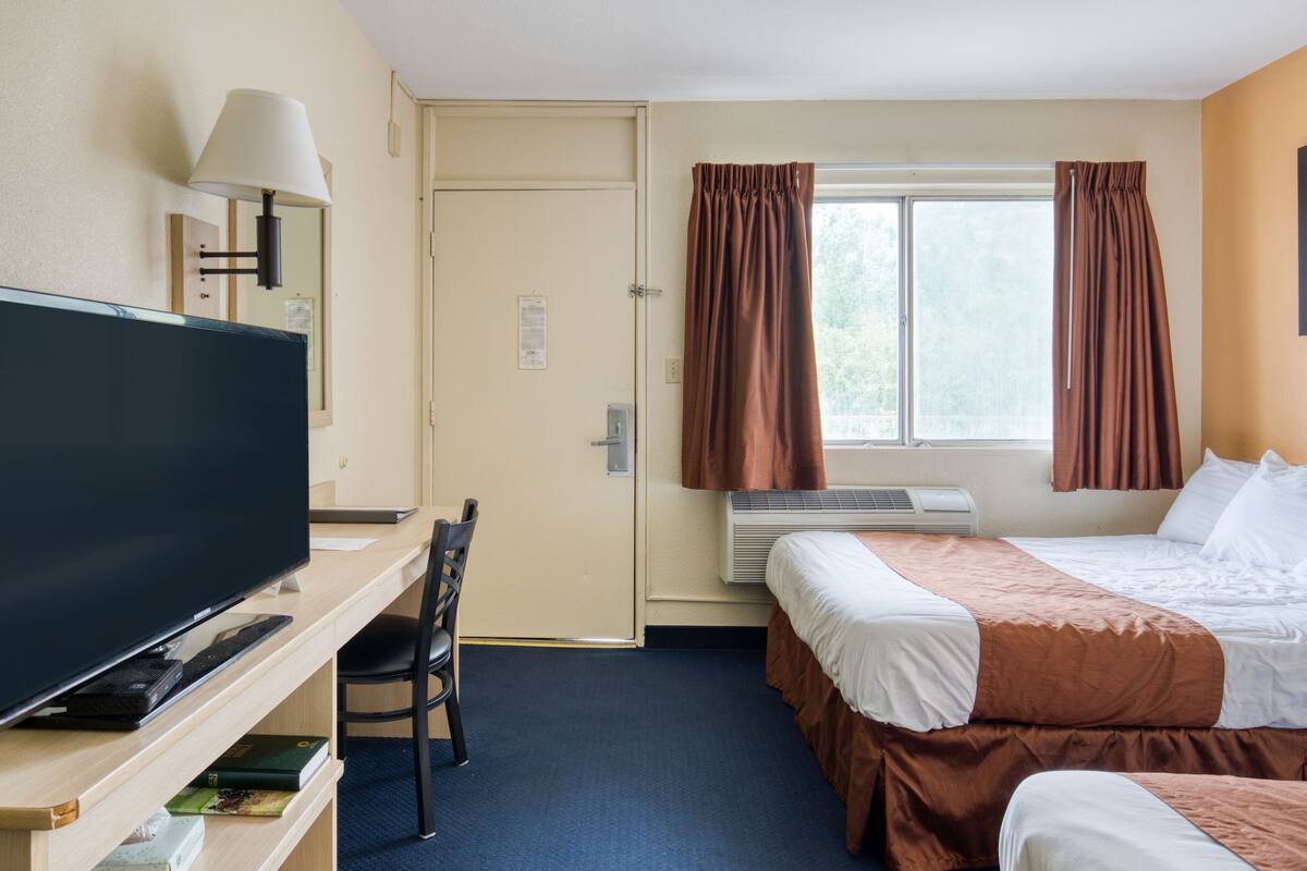 Desk, WiFi (free), alarm clocks