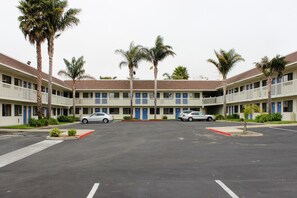 Free self parking - Motel 6 Pismo Beach, CA (Pismo Beach)