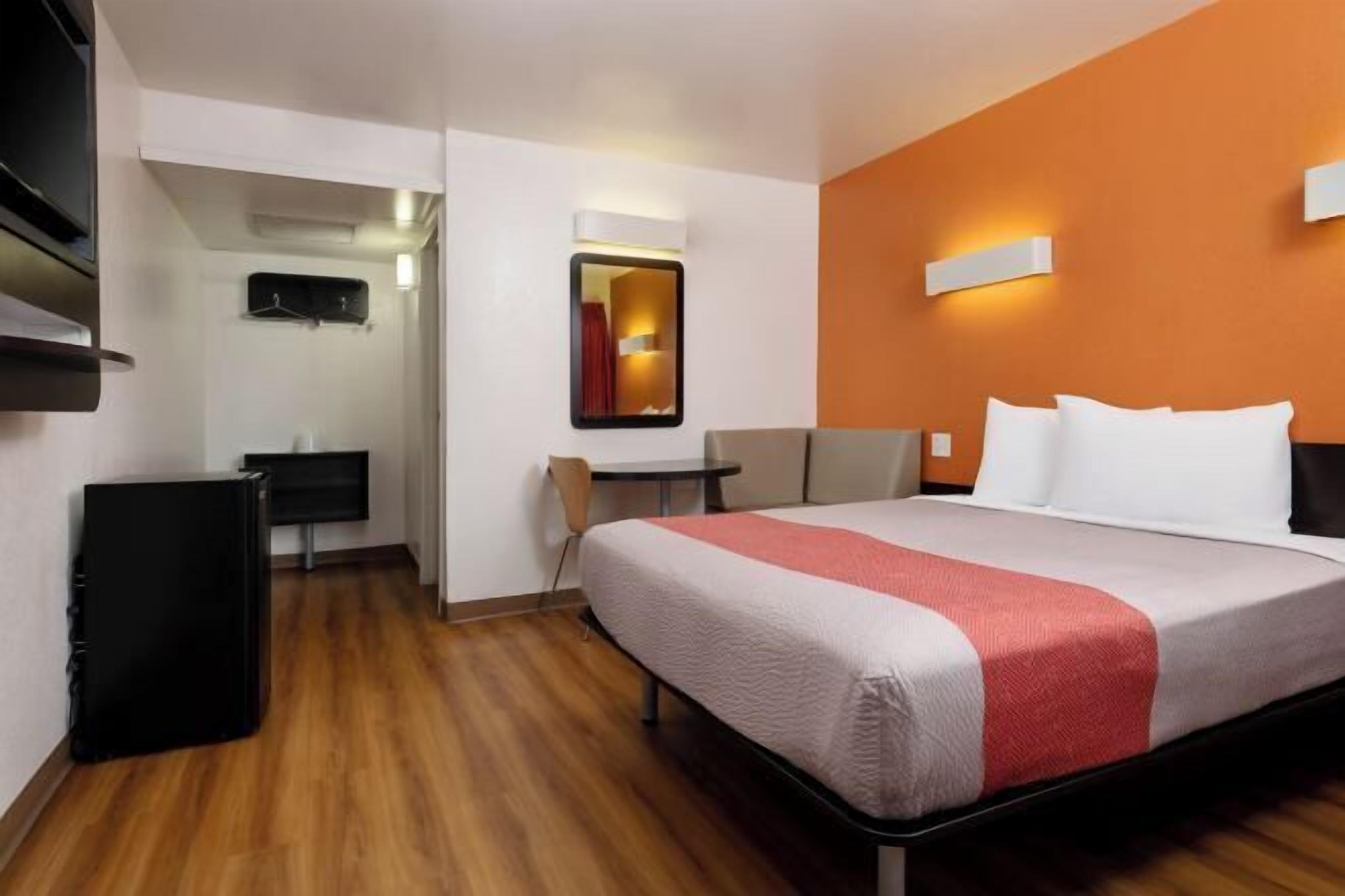 Escritorio, wifi gratis y ropa de cama 