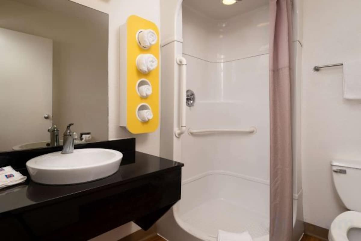 Shower, towels