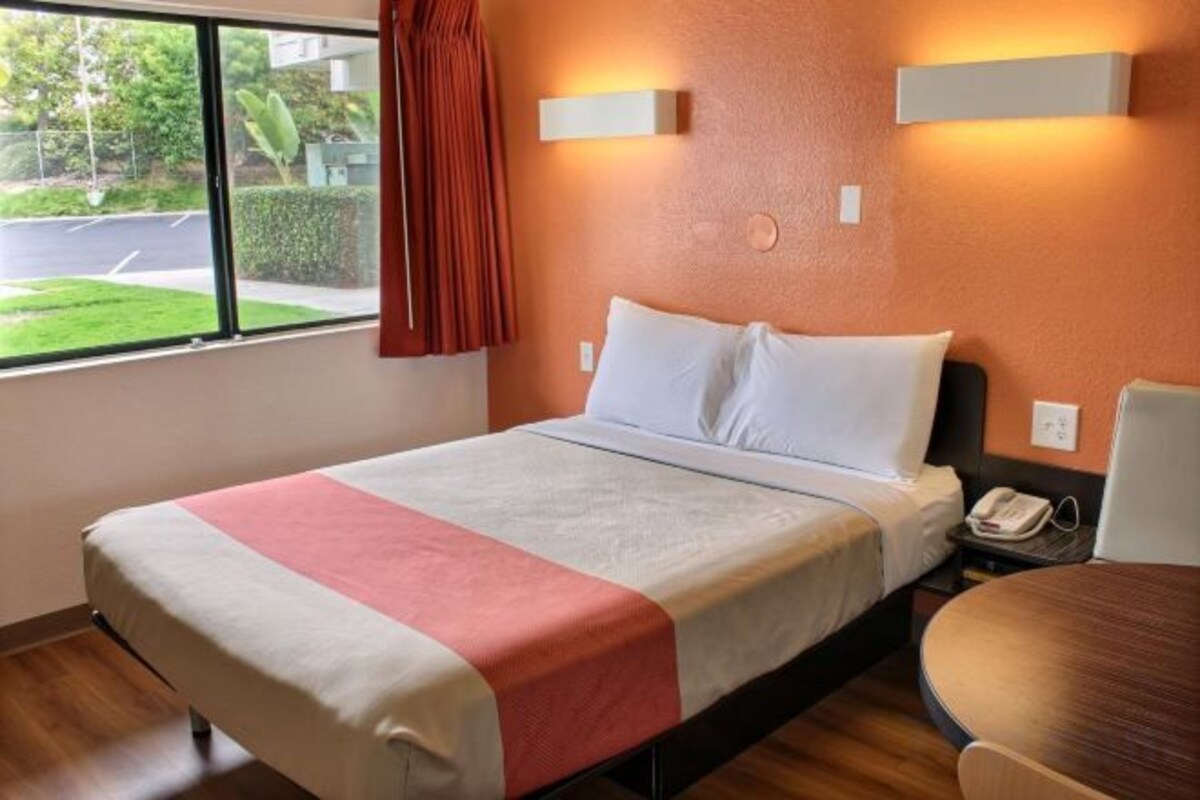 Escritorio, wifi gratis y ropa de cama 