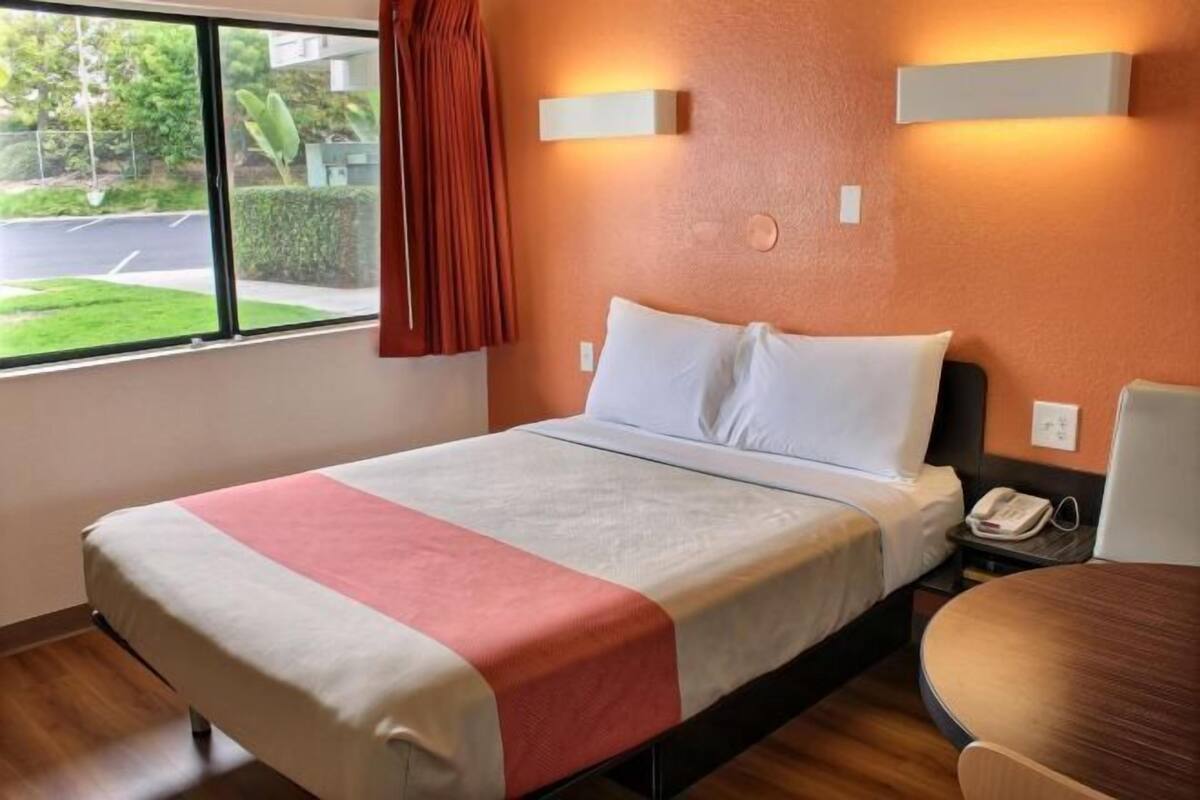 Een bureau, gratis wifi, beddengoed