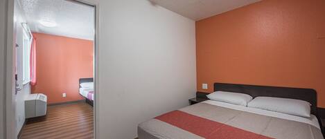 Wifi gratis, ropa de cama, despertador