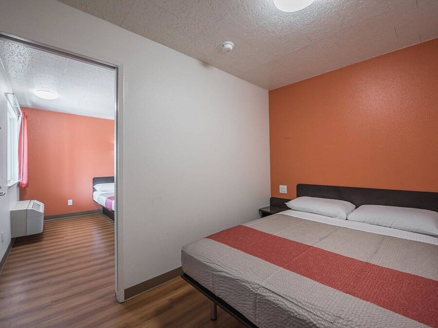 Ilmainen Wi-Fi, vuodevaatteet, herätyskellot