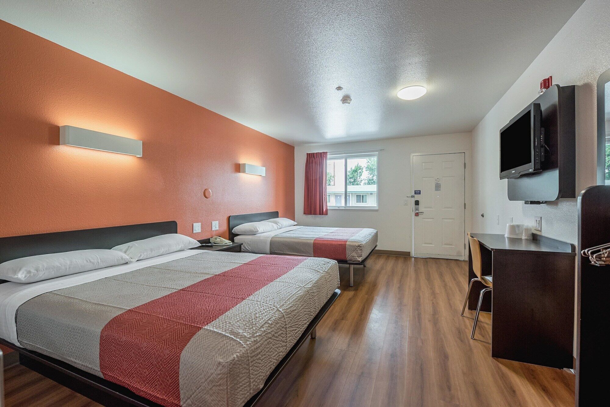 Wi-fi (inkludert), sengetøy og vekkerklokke