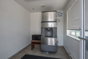 Vending machine - Motel 6 Fallon, NV (Fallon)
