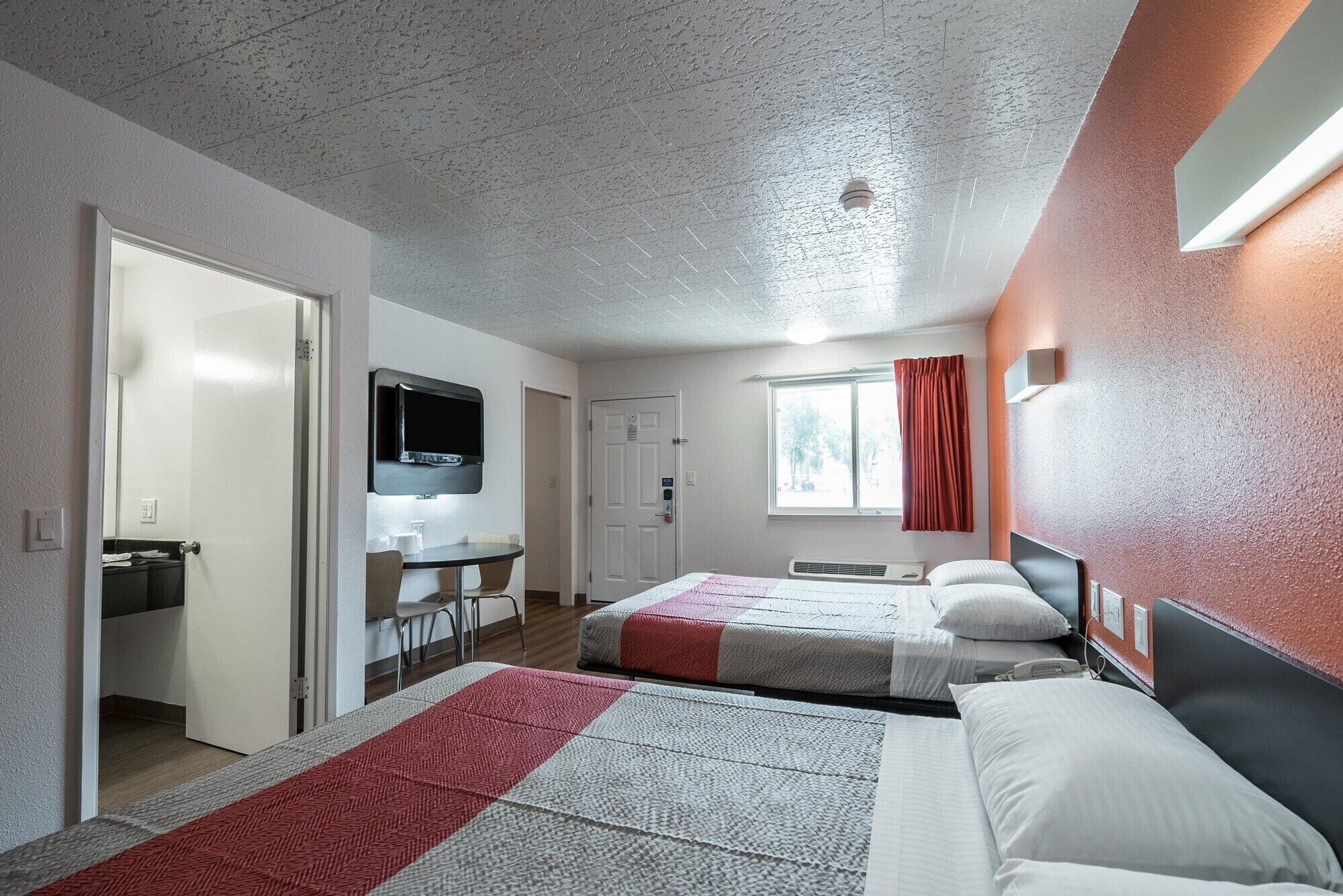 Wi-fi (inkludert), sengetøy og vekkerklokke