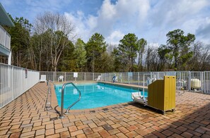 Outdoor pool - Motel 6 Chattanooga, TN (Chattanooga)