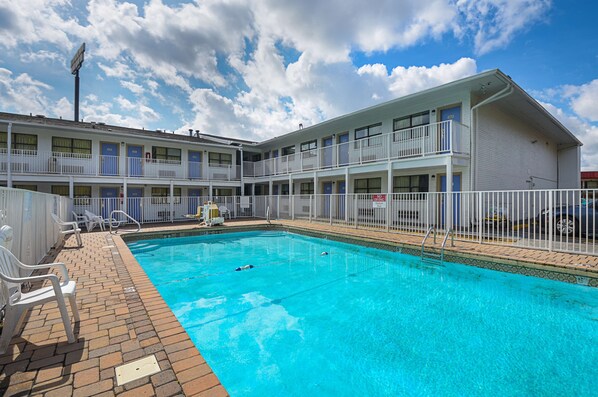 Outdoor pool - Motel 6 Chattanooga, TN (Chattanooga)