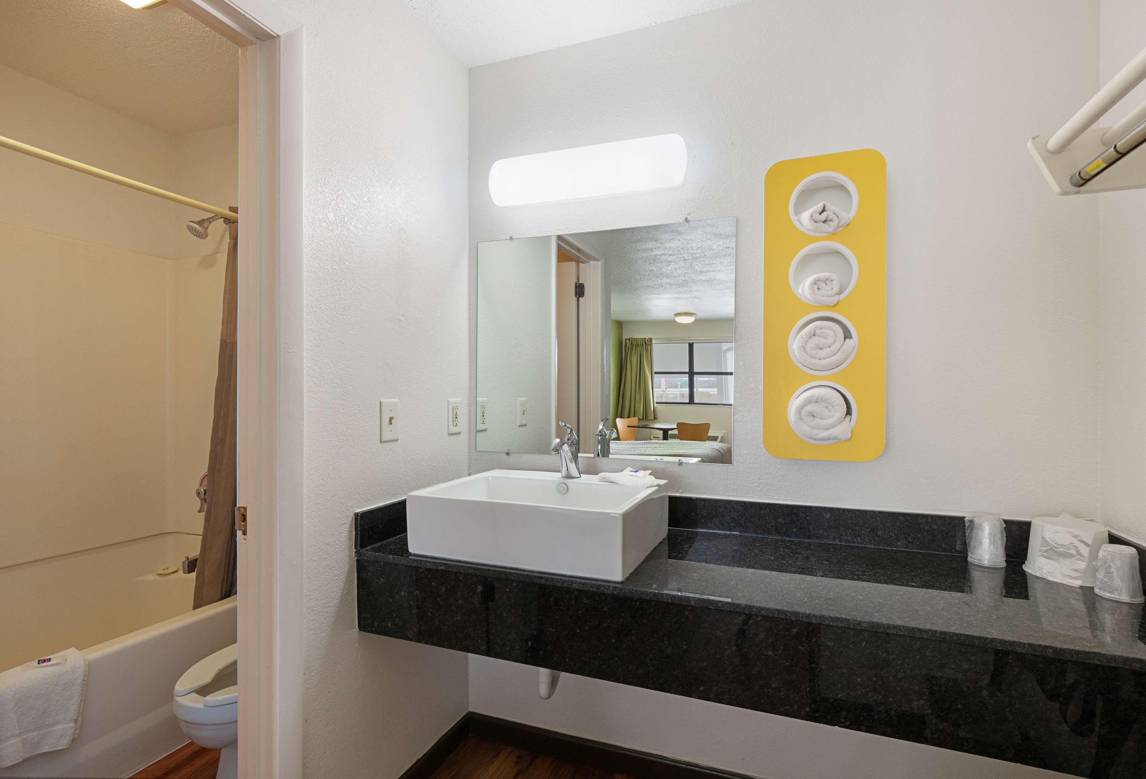 Een douche, handdoeken