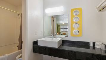 Een douche, handdoeken