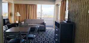 Refrigerador, microondas y utensilios de cocina 