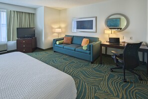 Sviitti, 1 suuri parisänky ja vuodesohva | Tallelokero huoneessa, työpöytä