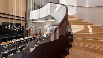 2 restaurants servant le déjeuner et le dîner
