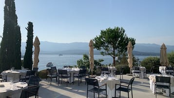 2 restaurants servant le déjeuner, spécialités Cuisine méditerranéenne