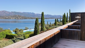 A wooden deck with a view of a lake and mountains. - Casadelmar (Porto-Vecchio)