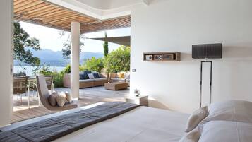Villa, piscina privata, vista mare | Biancheria da letto di alta qualità, minibar, una cassaforte in camera