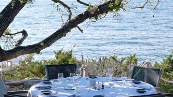 2 restaurants; lunch and dinner served