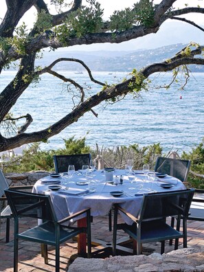 2 Restaurants; Mittagessen und Abendessen werden serviert