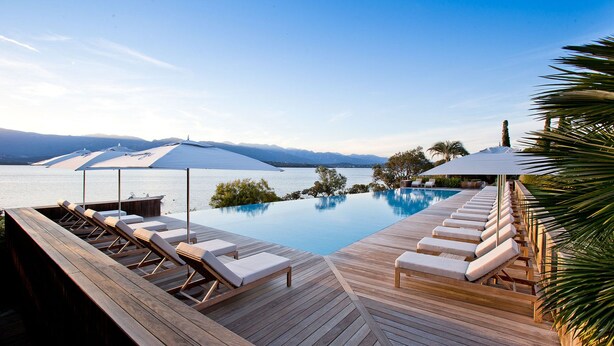 A wooden deck with lounge chairs and a pool. - Casadelmar (Porto-Vecchio)