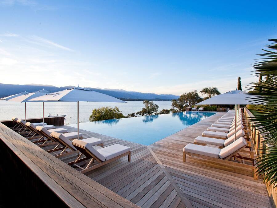 Piscina all'aperto, ombrelloni da piscina, lettini