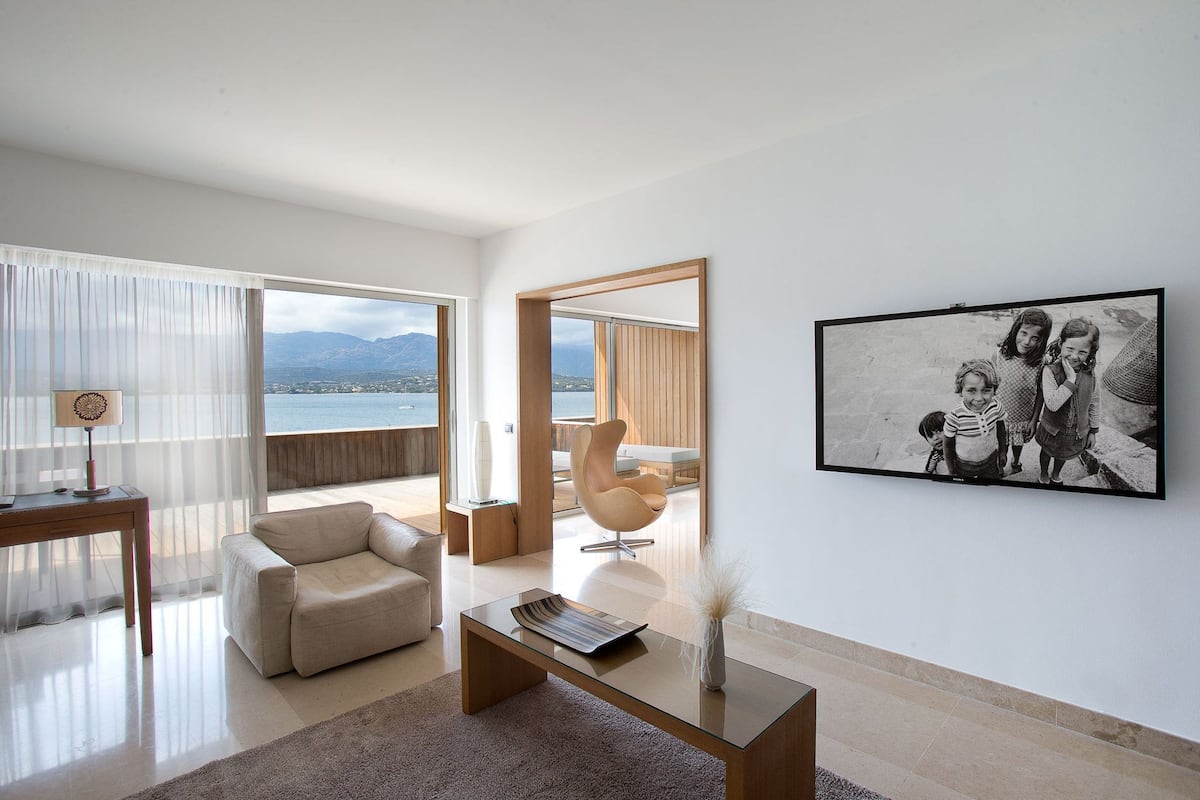 deluxe suite | premium bedding, minibar, in-room safe, individually decorated