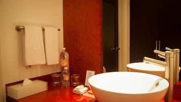 Regadera, amenidades de baño gratuitas, secadora de cabello, toallas