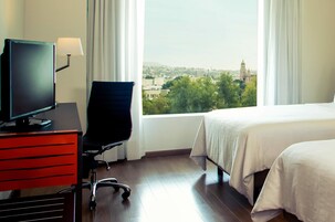 行政客房, 2 张双人床 | 客房内保险箱、办公桌、遮光窗帘、熨斗/熨衣板