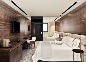 Safe på rommet, skrivebord, lydisolert og strykejern/-brett