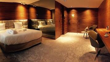 Executive Double Room | Peti besi dalam bilik, meja, kalis bunyi, seterika/papan seterika