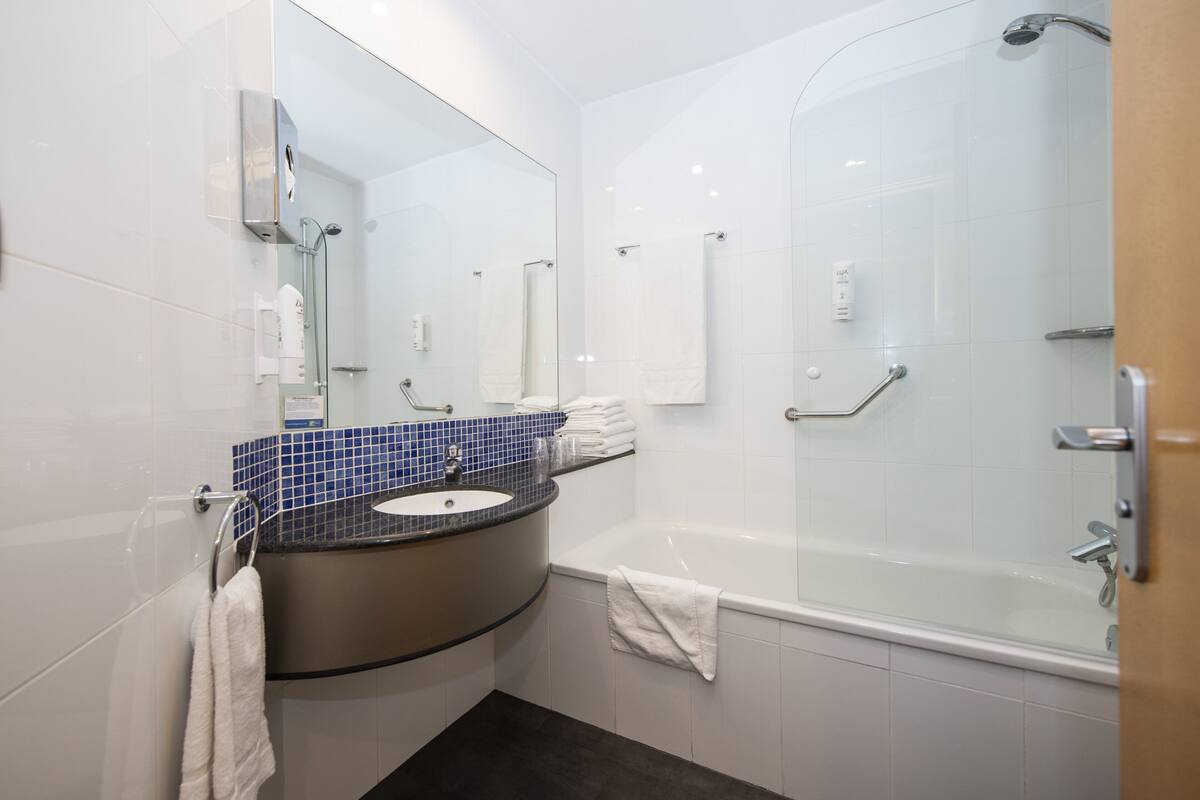 1 bedroom, desk, blackout curtains, soundproofing