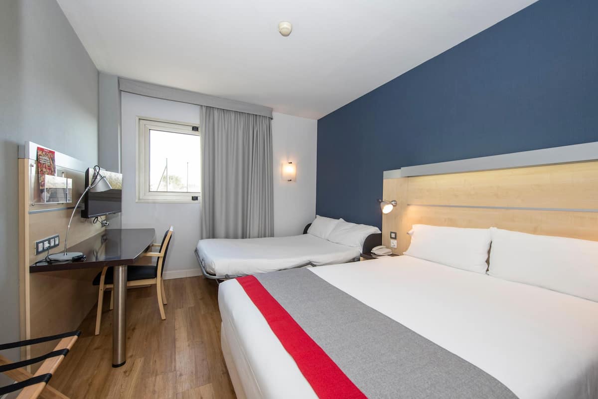 Schreibtisch, Verdunkelungsvorhänge, schallisolierte Zimmer