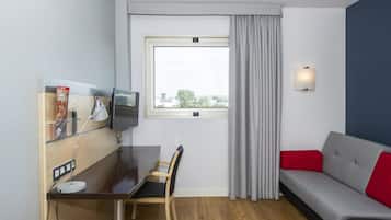 Standaard kamer, 1 tweepersoonsbed met slaapbank (Free Breakfast) | Een bureau, verduisterende gordijnen, geluiddichte muren