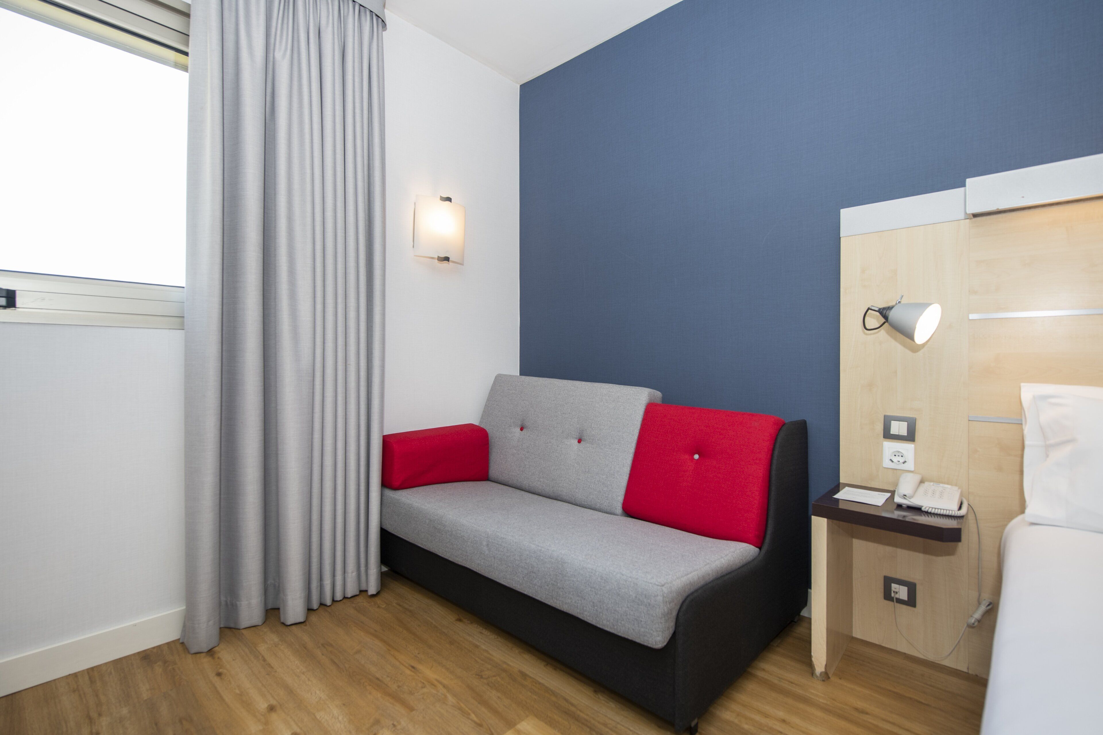 1 bedroom, desk, blackout curtains, soundproofing