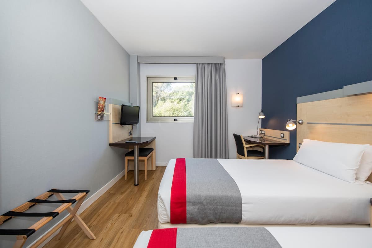 Schreibtisch, Verdunkelungsvorhänge, schallisolierte Zimmer