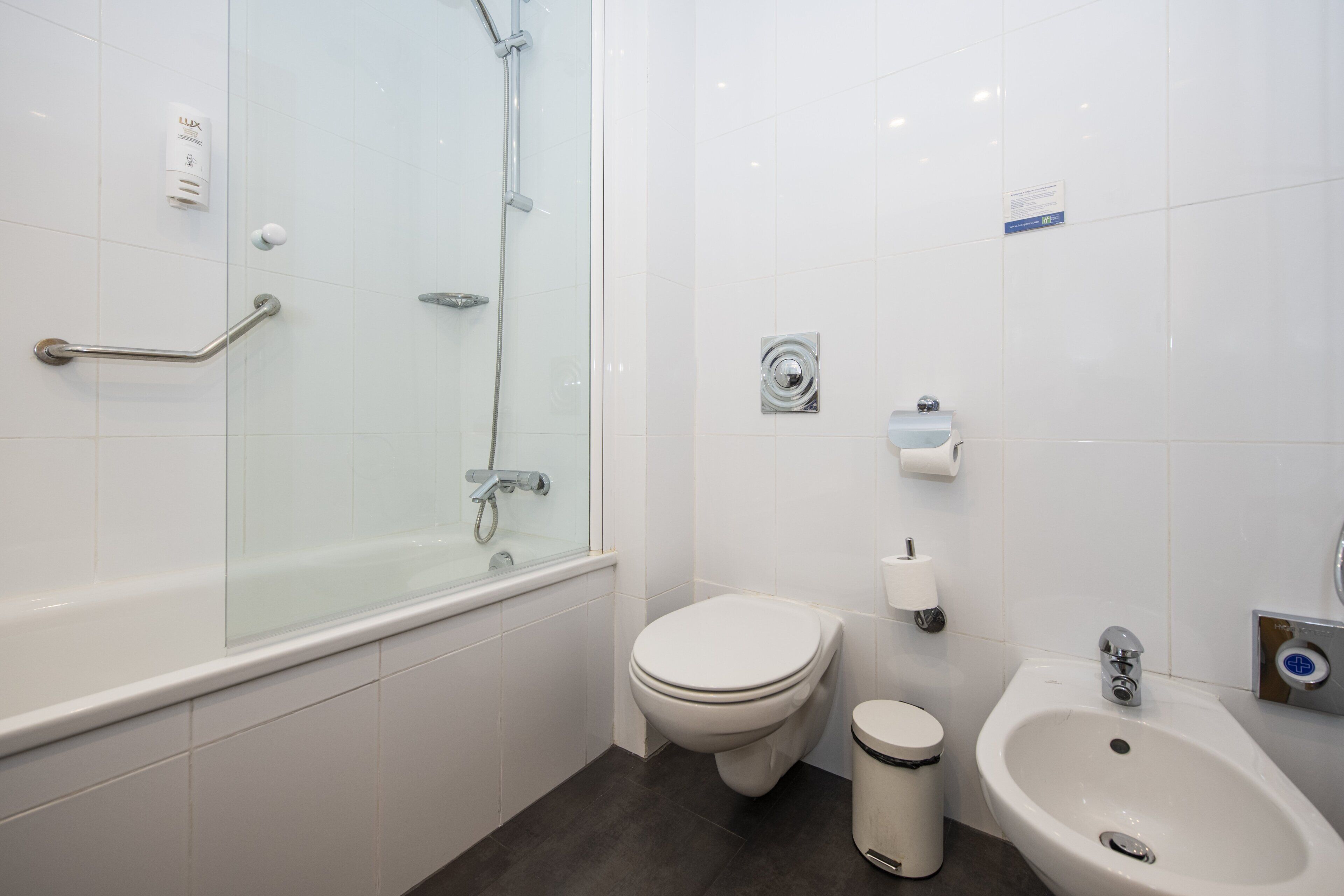 combined shower/bathtub, hair dryer, bidet, towels