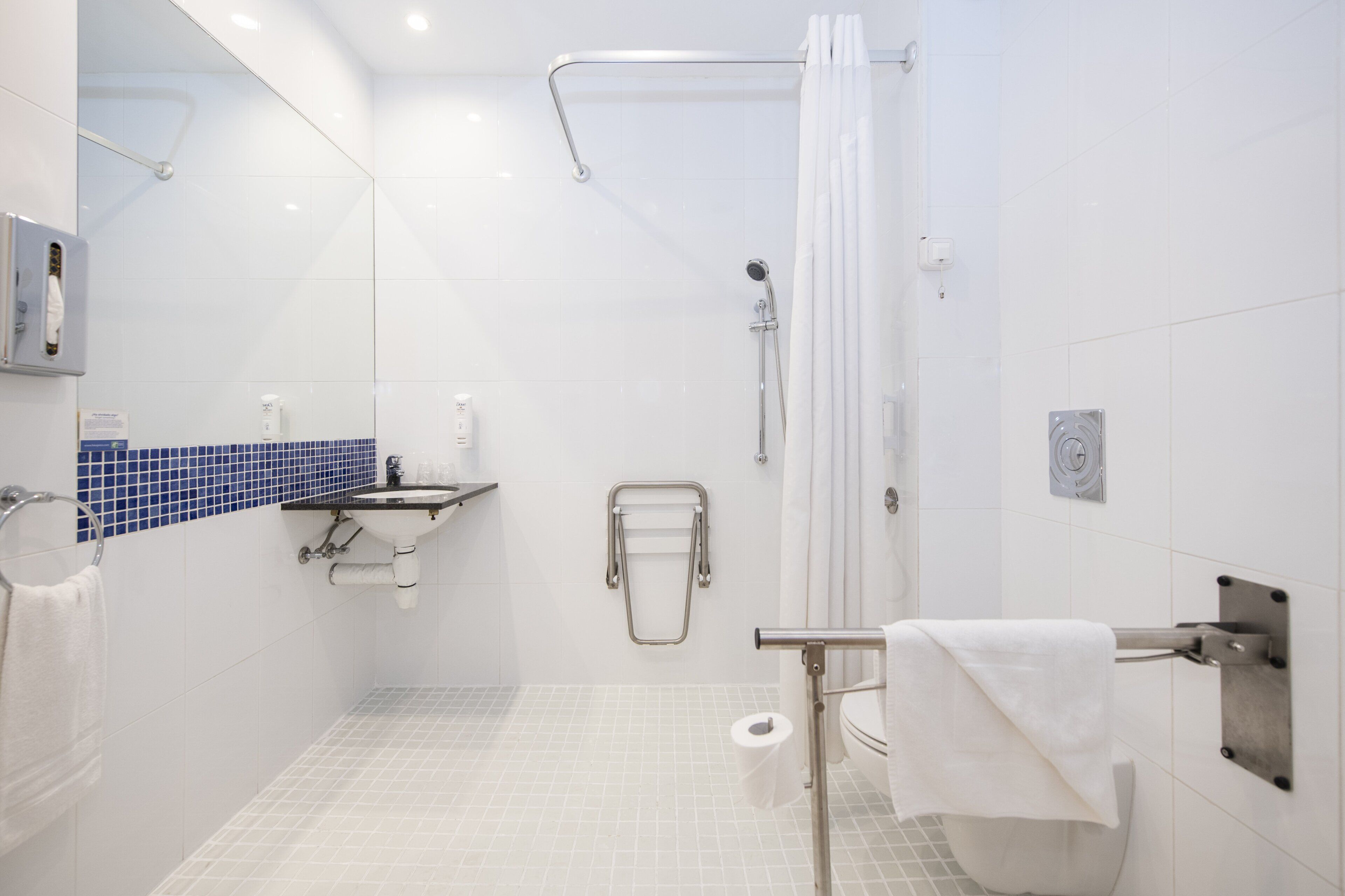 1 bedroom, desk, blackout curtains, soundproofing