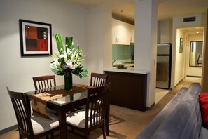 Caja de seguridad en la habitación y escritorio