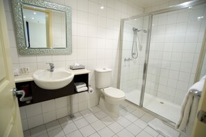Ensemble douche/baignoire, articles de toilette gratuits, sèche-cheveux
