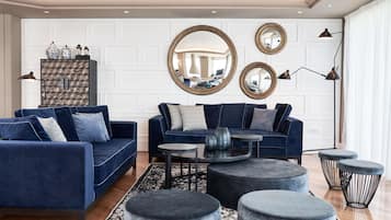 2 ห้องนอน, เครื่องนอนระดับพรีเมียม, ผ้านวมขนเป็ด, มินิบาร์