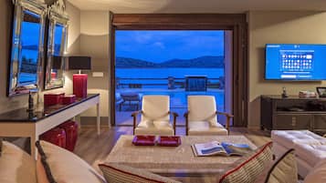 Elounda Seafront Villa | Ylelliset vuodevaatteet, untuvapeitot, minibaari, tallelokero huoneessa