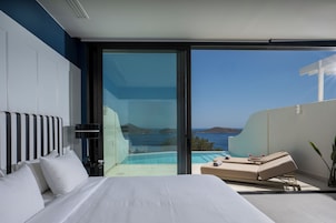 Ropa de cama de alta calidad, cubrecamas y minibar 